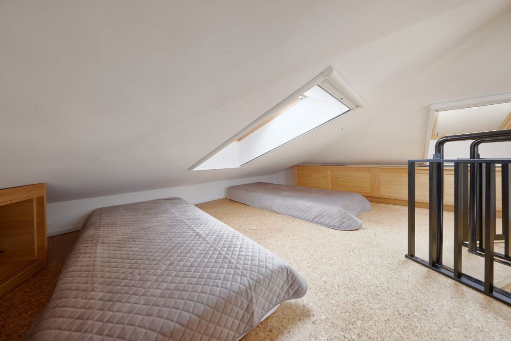 Katuselaune madratditega magamiseks. Loft with mattresses for sleeping
