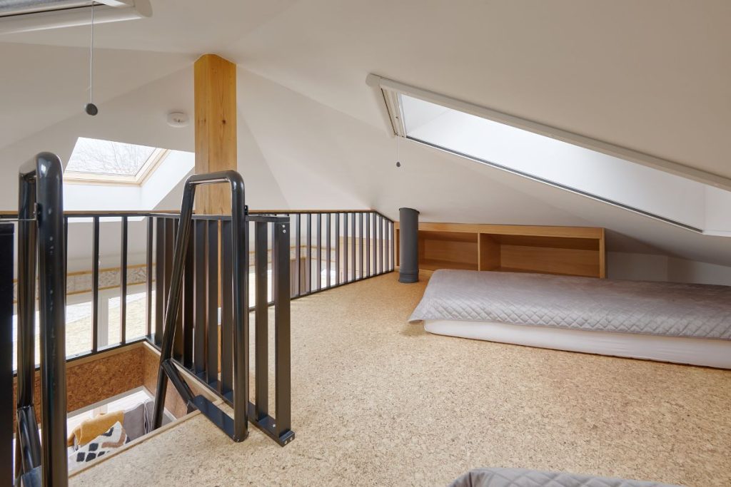 Katuselaune madratsitega magamiseks. Loft with mattresses for sleeping